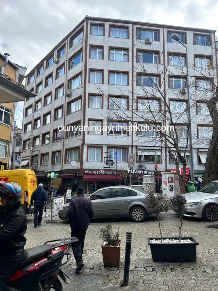 ÜSKÜDAR DOĞANCILAR CADDESİNDE KÖŞE BİNADA KİRALIK 3+1 DAİRE