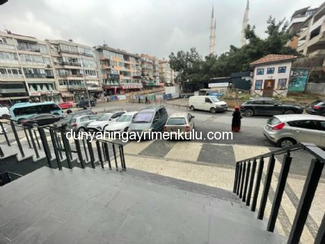 MALTEPE MERKEZDE CADDE ÜZERİ BİNADA 3.2 M CEPHELİ KİRALIK MAĞAZA