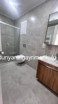 YAKACIK'TA 7/24 GÜVENLİKLİ SİTEDE SIFIR KİRALIK 2+1 DAİRE