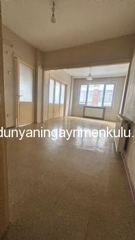 ÜSKÜDAR DOĞANCILAR CADDESİNDE KÖŞE BİNADA KİRALIK 3+1 DAİRE