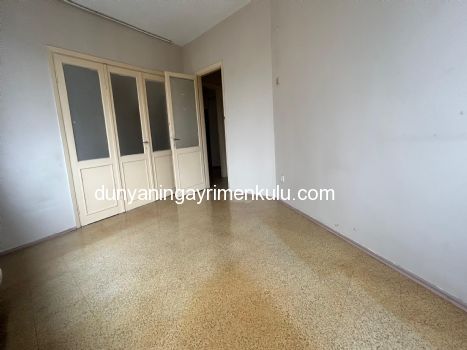 ÜSKÜDAR DOĞANCILAR CADDESİNDE KÖŞE BİNADA KİRALIK 3+1 DAİRE