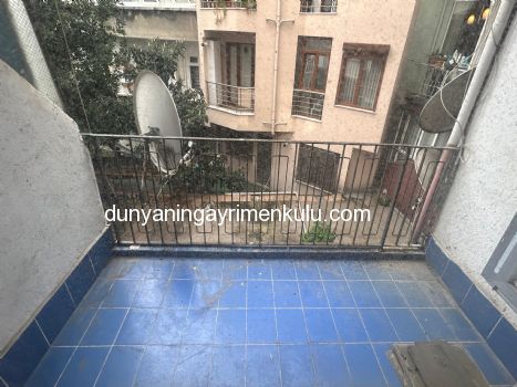 ÜSKÜDAR DOĞANCILAR CADDESİNDE KÖŞE BİNADA KİRALIK 3+1 DAİRE