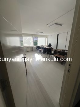 KIZILTOPRAK'TA CADDEYE CEPHELİ İŞ MERKEZİNDE SATILIK OFİS
