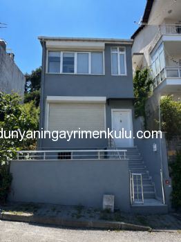 KINALIADA`DA FULL DENİZ MANZARALI İKİBUÇUK KATLI MÜSTAKİL EV