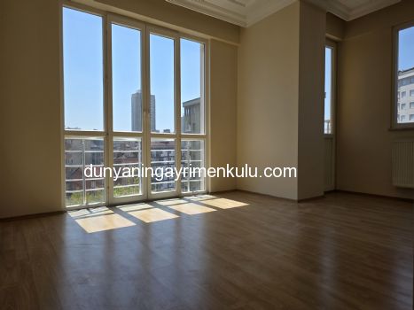 ATAŞEHİR KÜÇÜKBAKKALKÖY'DE MERKEZİ KONUMDA EBEVYN BANYOLU 3+1 KİRALIK DAİRE