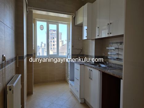ATAŞEHİR KÜÇÜKBAKKALKÖY'DE MERKEZİ KONUMDA EBEVYN BANYOLU 3+1 KİRALIK DAİRE