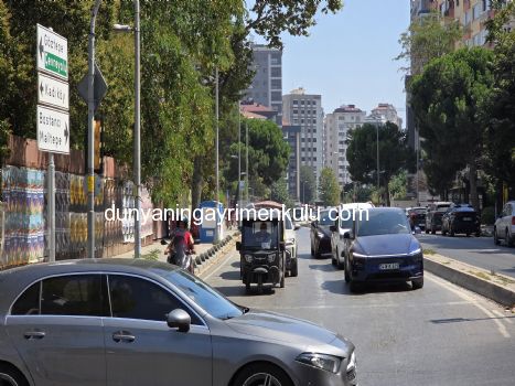 KADIKÖY ŞEMSETTİN GÜNALTAY'DA MİNİBÜS CADDESİNDE KİRALIK DÜKKAN
